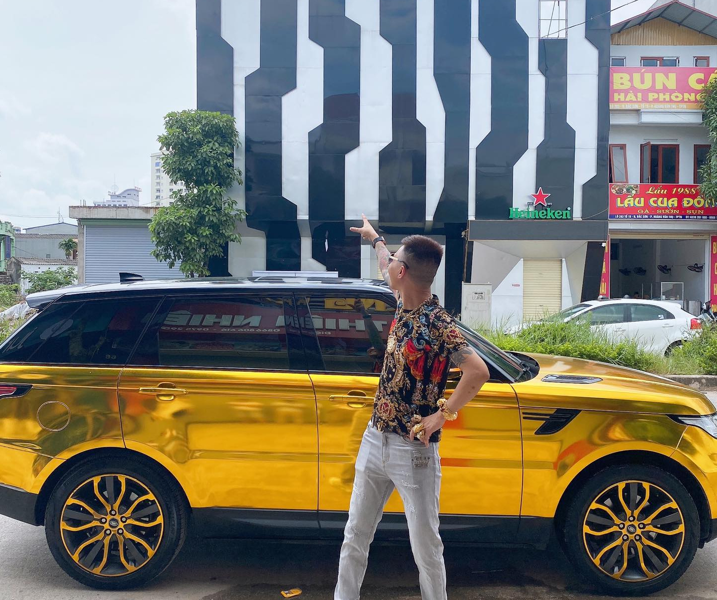 Từ xe máy đến ô tô của Huấn Hoa Hồng đều được mạ vàng