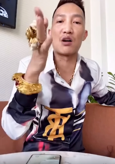 Huấn Hoa Hồng xuất hiện với những món trang sức vàng khổng lồ