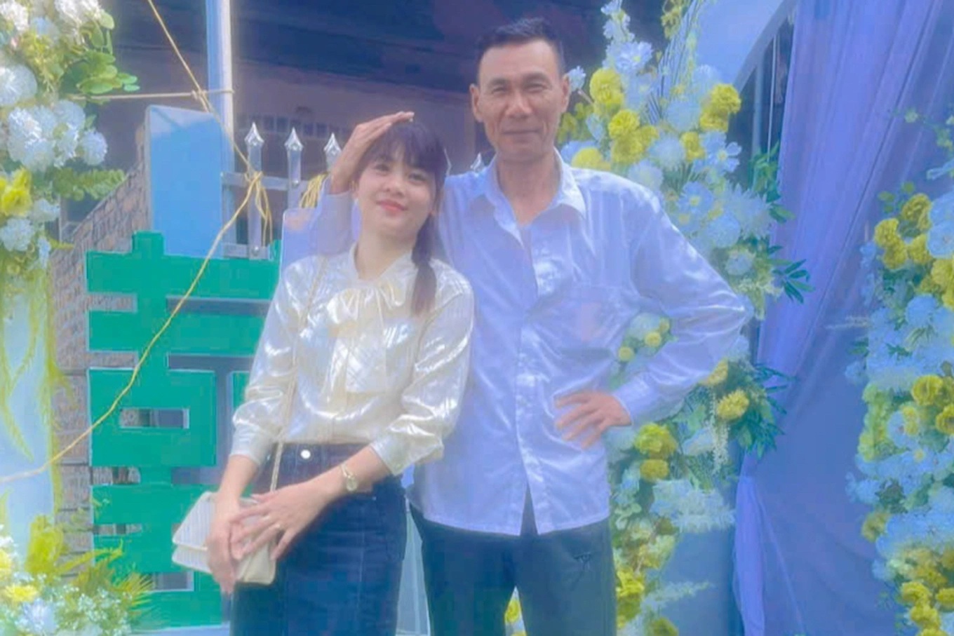 Hình ảnh chị Huệ chụp cùng bố trước đó