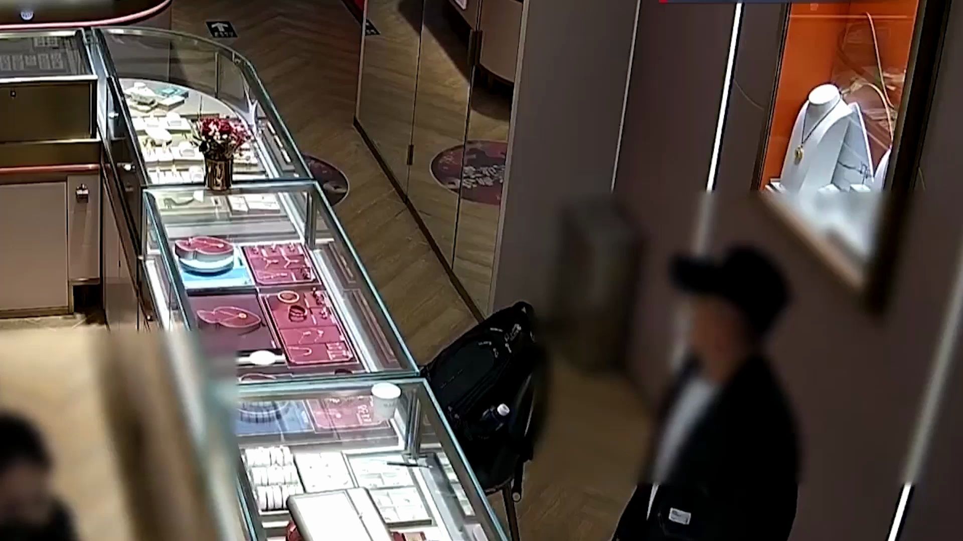 Cậu bé mang vòng vàng đi bán nhưng chủ tiệm lại có hành động lạ (Ảnh minh họa)