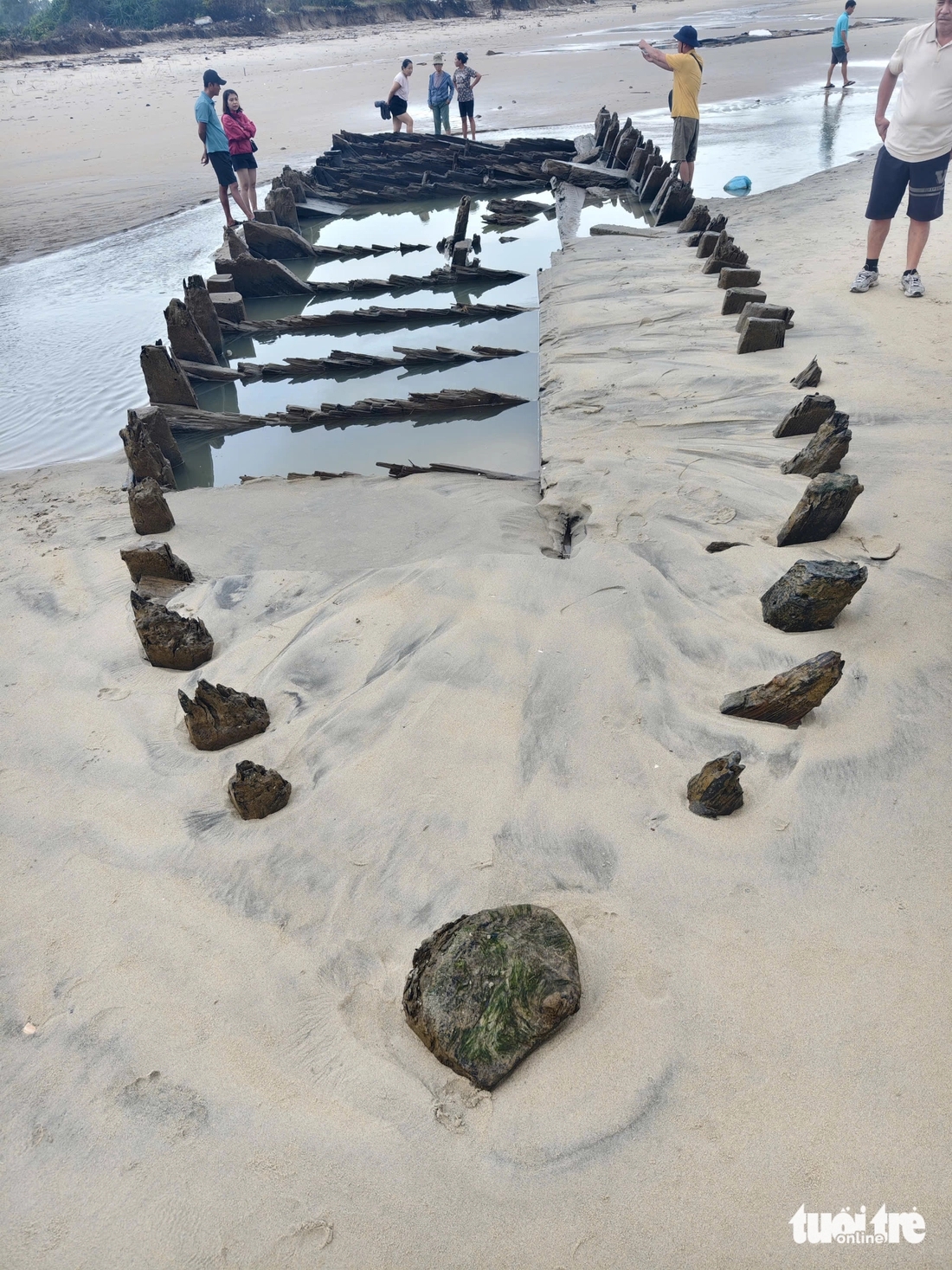 Tại biển khu vực Cẩm An có hàng chục người lần lượt tới quanh con tàu để quay phim, chụp hình. Ảnh: Tuổi Trẻ