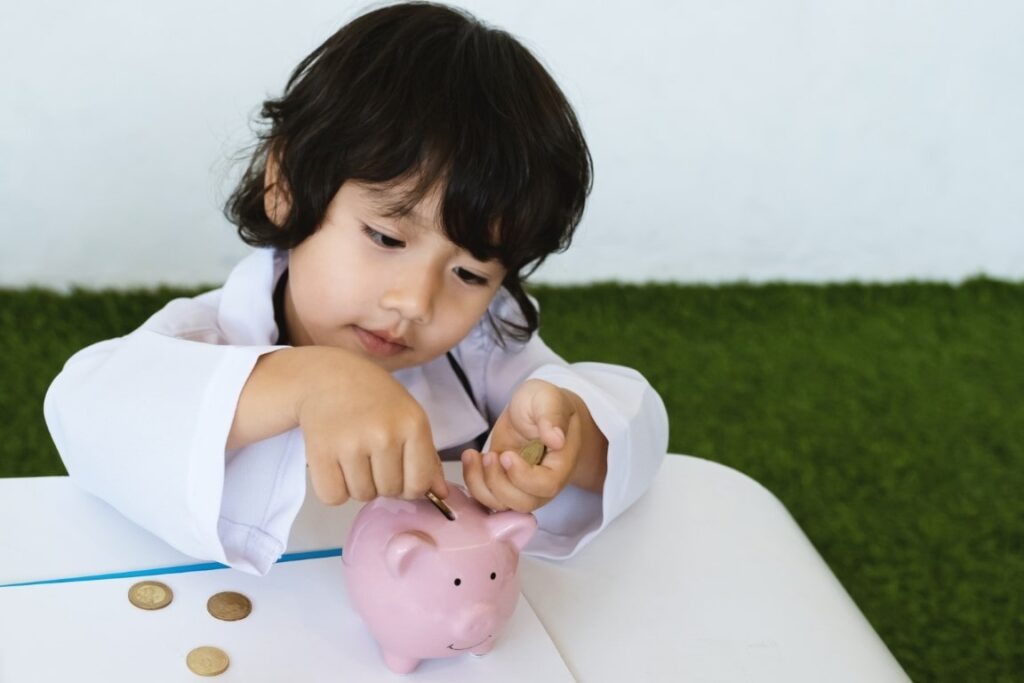Việc giáo dục tài chính cho trẻ cần được thực hiện càng sớm càng tốt (Ảnh minh họa)