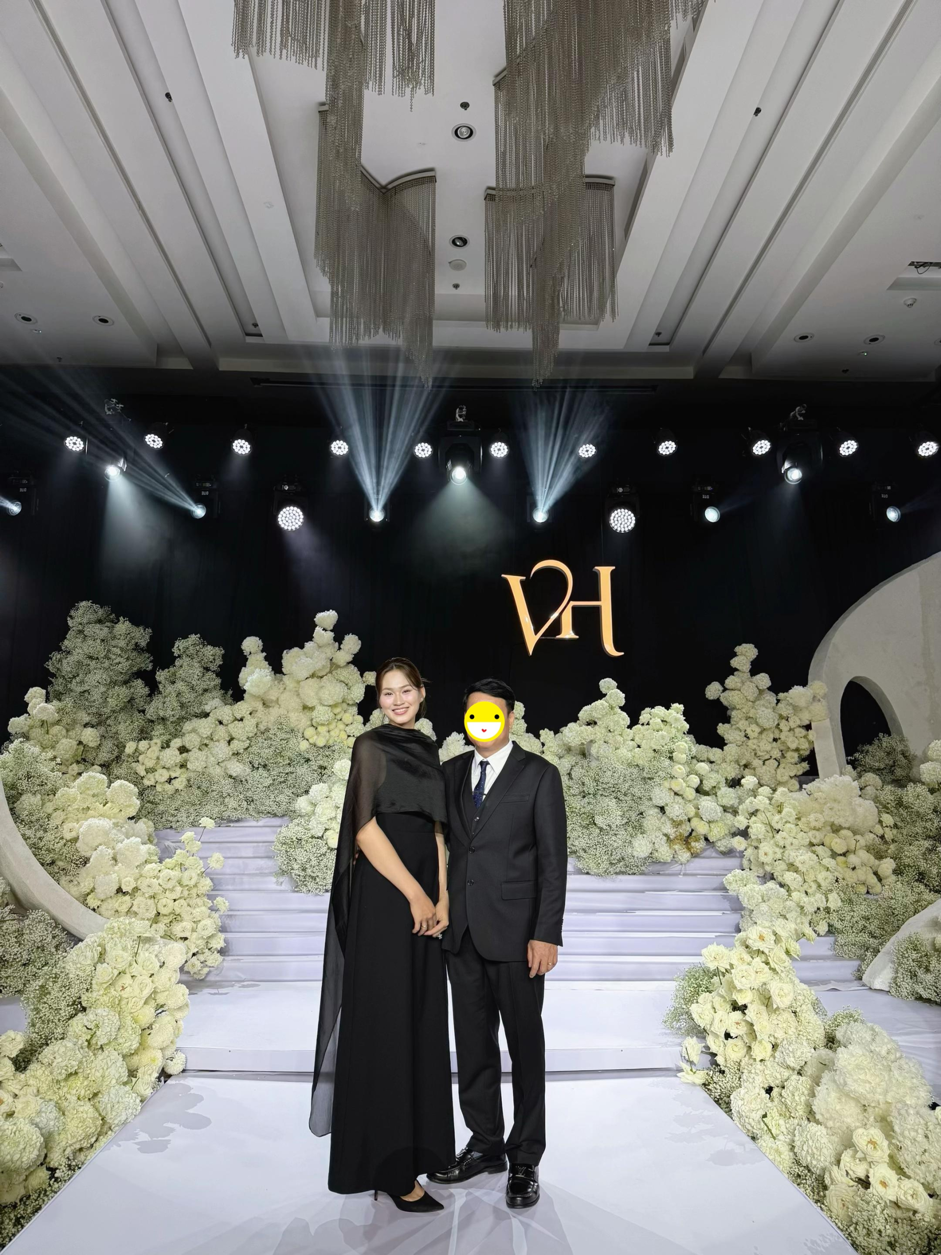 Chị gái Đỗ Hà đăng ảnh với chồng trong lễ cưới em gái, bất ngờ vấp tranh cãi 