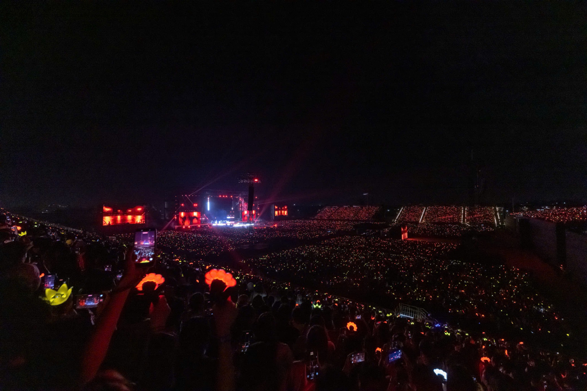 Đám đông cực khủng tại concert G-DRAGON Hà Nội