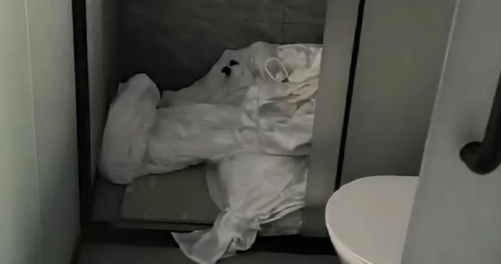   Nước tràn từ bồn rửa mặt phòng tắm cuối cùng đã rò rỉ xuống sảnh khách sạn. Ảnh: Douyin  