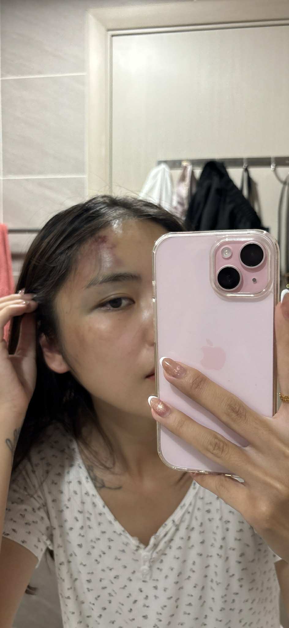 Kinh hãi cảnh chồng lôi vợ ra đánh giữa hành lang chung cư, thủng màng nhĩ, chấn động não ngay trước mắt hàng xóm