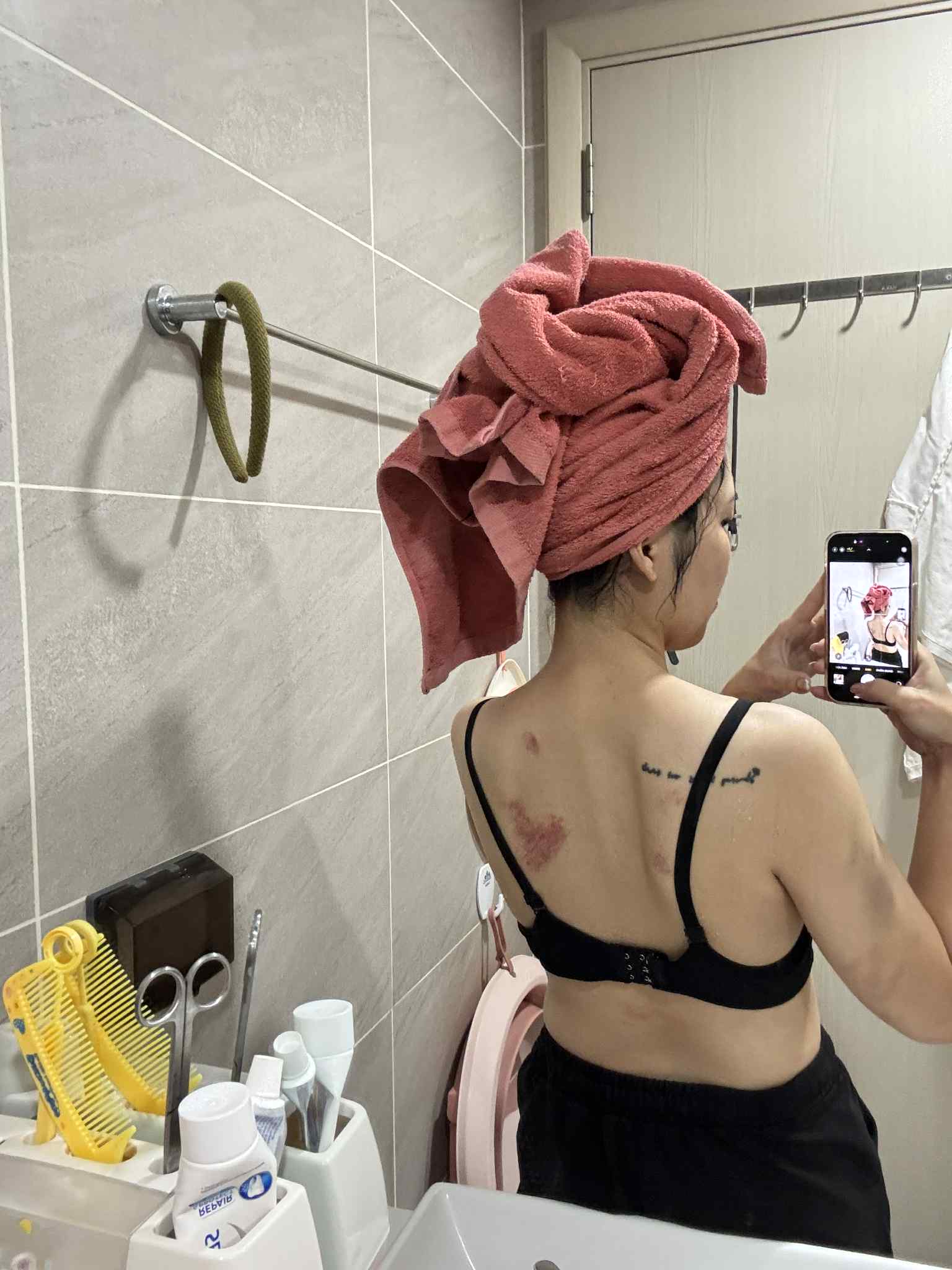 Kinh hãi cảnh chồng lôi vợ ra đánh giữa hành lang chung cư, thủng màng nhĩ, chấn động não ngay trước mắt hàng xóm