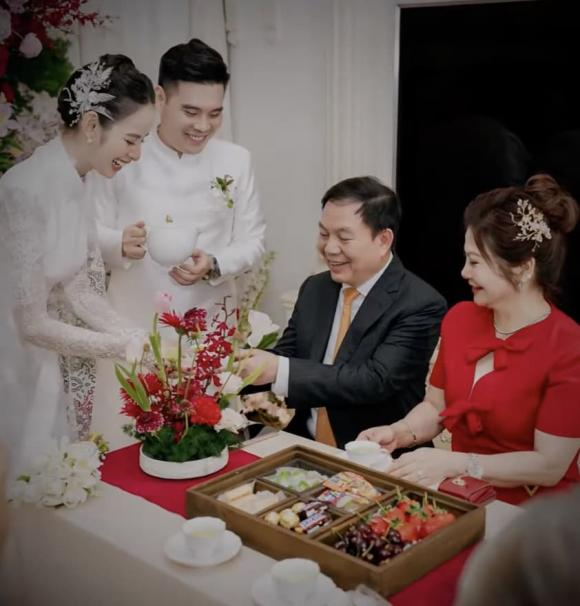 Cặp đôi cùng bố mẹ chồng tại đám hỏi (Ảnh chụp màn hình)