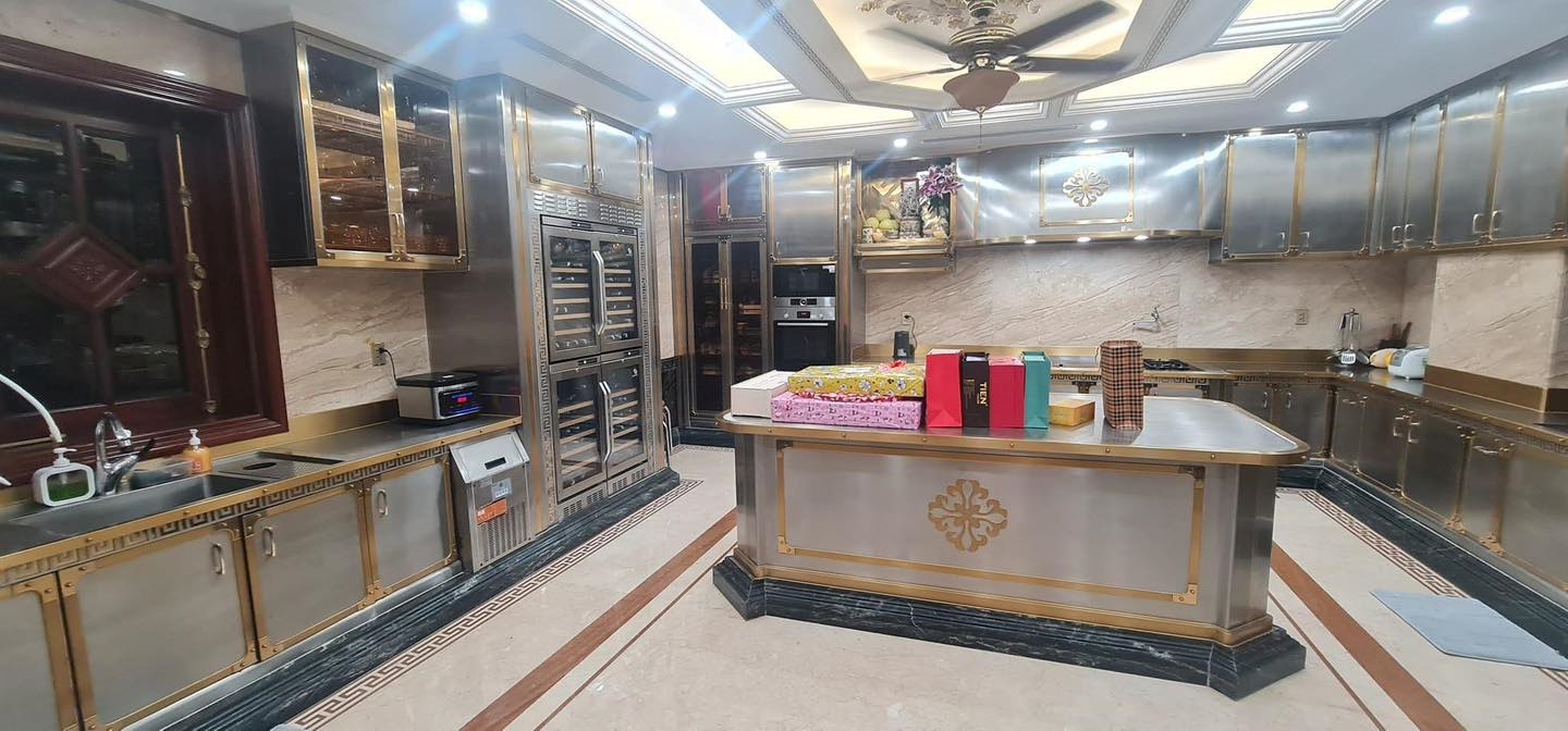 Góc bếp ấm cúng của gia đình cùng tông vàng, nâu chủ đạo. Ảnh: Mạng xã hội