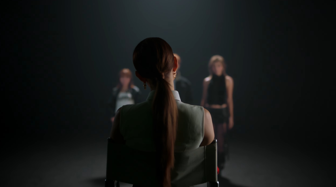 Khung hình làm người xem liên tưởng đến câu nói “Trong 3 cái tên tên, cưng muốn chị loại ai”