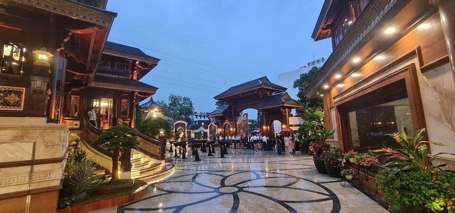 Công trình gồm nhiều dãy nhà ngang dọc, bề thế theo phong cách Á Đông với vật liệu xây dựng chính chủ yếu bằng gỗ quý