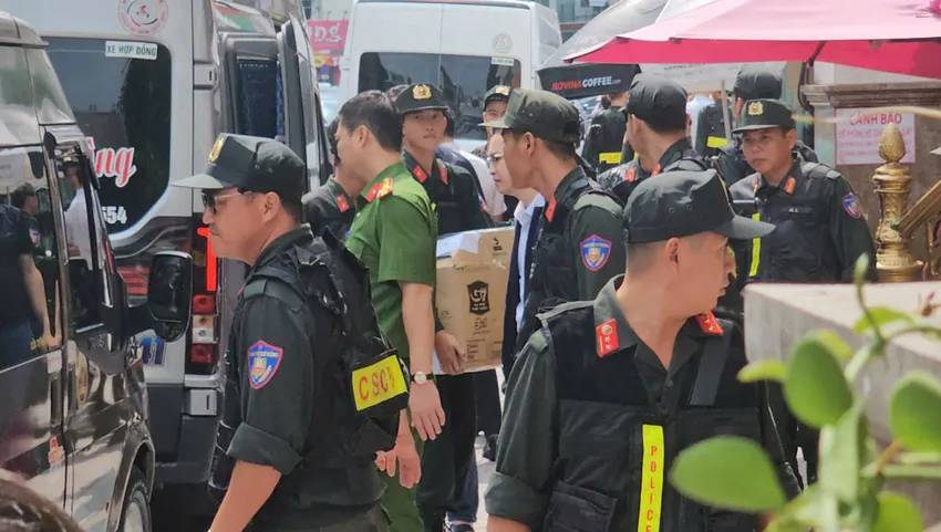 Cận cảnh các thùng carton được đưa ra từ cơ sở thẩm mỹ Mailisa tại TP.HCM