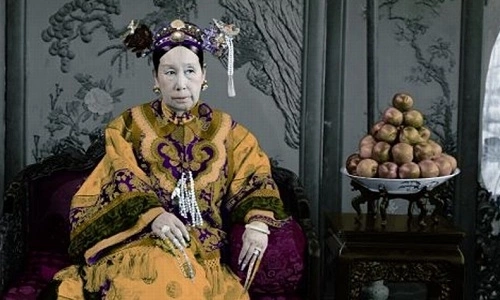 Thái hậu ngửi cả trăm quả táo mỗi ngày chứ không ăn