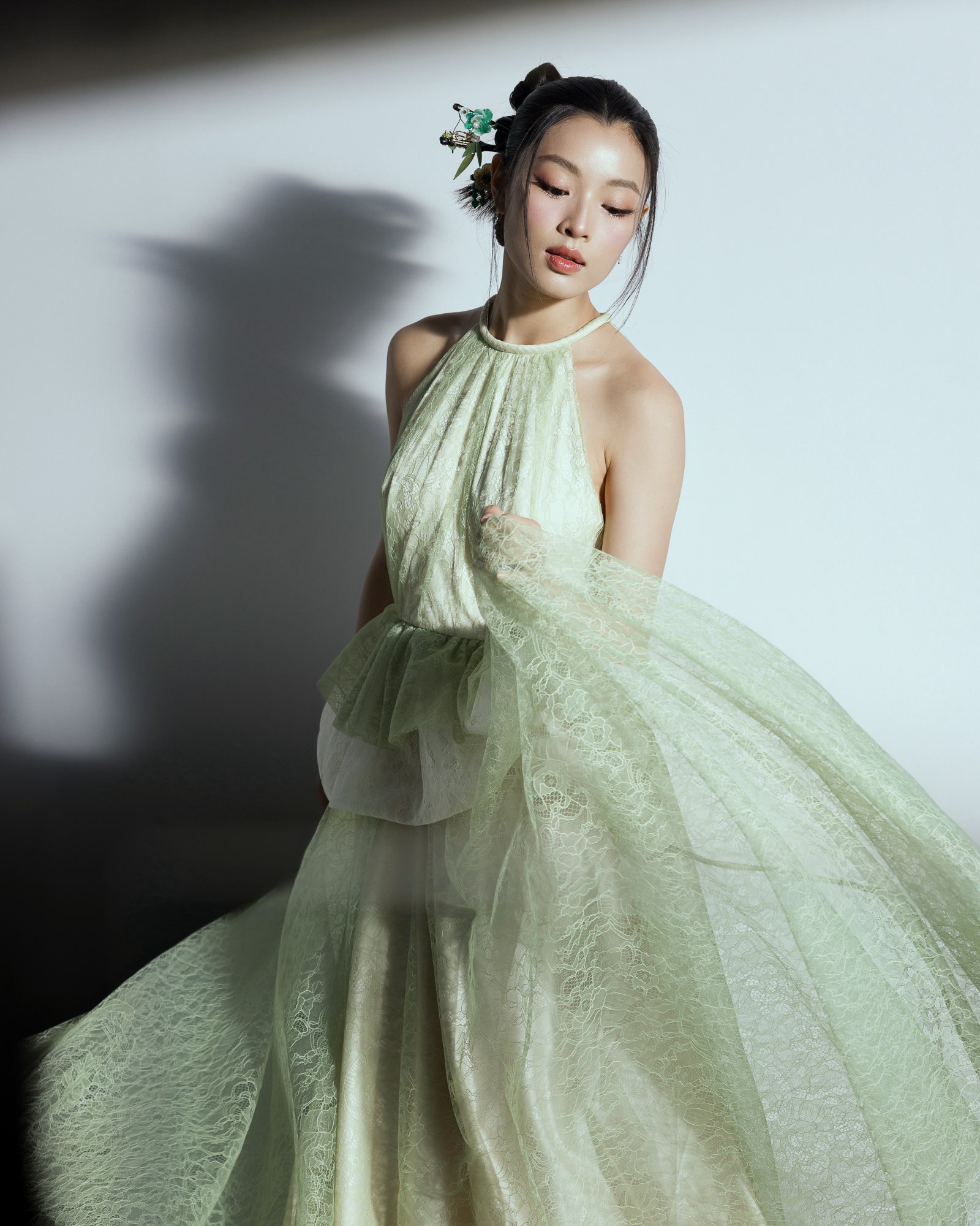   Lan Thy thường xuyên góp mặt trong các MV nổi tiếng, được săn đón nhờ vẻ đẹp Á Đông thanh tú