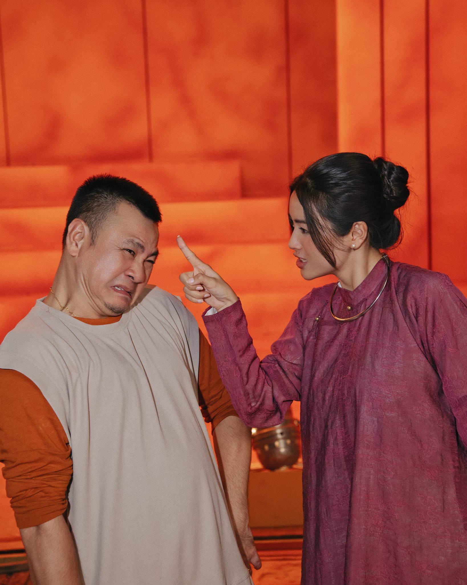  Lan Thy chỉ thẳng tay vào NSND Tự Long, còn nam nghệ sĩ lại giả bộ sợ hãi, nhăn mặt hài hước