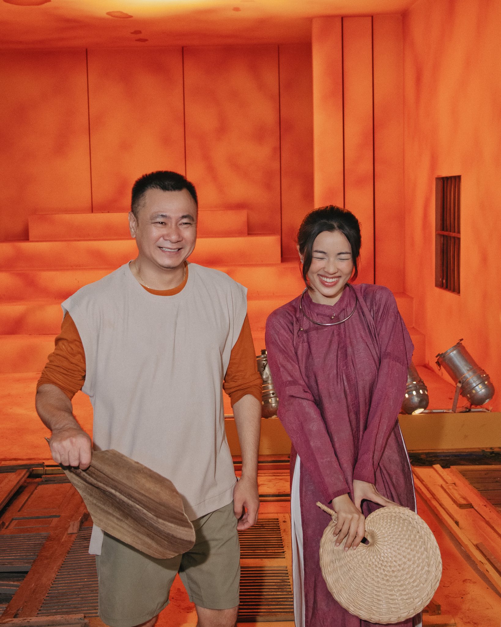 Nữ chính MV SOOBIN không giấu được sự tự hào khi có cơ hội chụp ảnh với thần tượng thuở bé