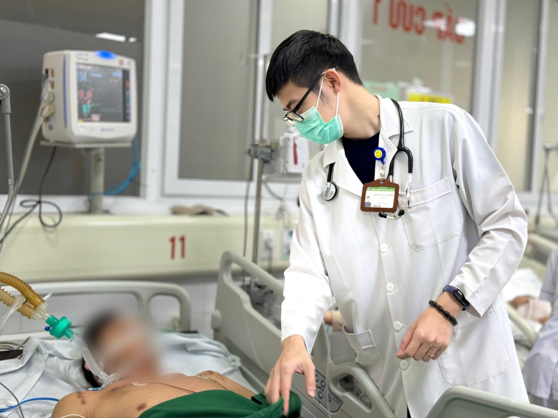 Người đàn ông phát bệnh dại sau 6 tháng bị chó cắn được chăm sóc tại Bệnh viện Bệnh Nhiệt đới Trung ương - Ảnh: BVCC