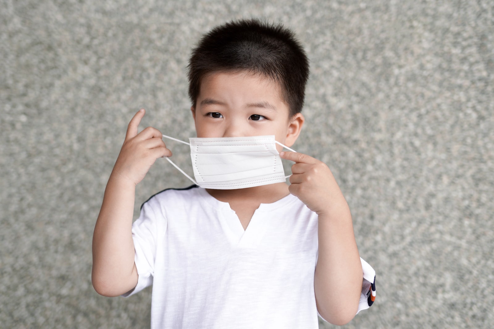 Việc nhắc con đeo khẩu trang và chuẩn bị khẩu trang dự phòng cho con là vô cùng cần thiết (Ảnh minh họa)