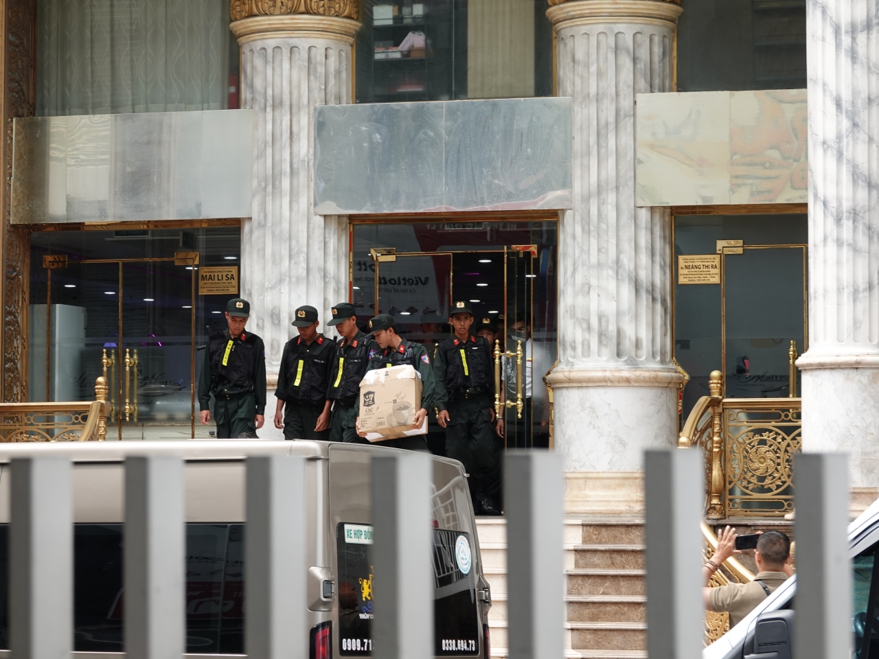 Lực lượng chức năng có mặt và thực hiện khám xét tại hàng loạt tòa nhà Thẩm mỹ viện Mailisa trong sáng 13/11