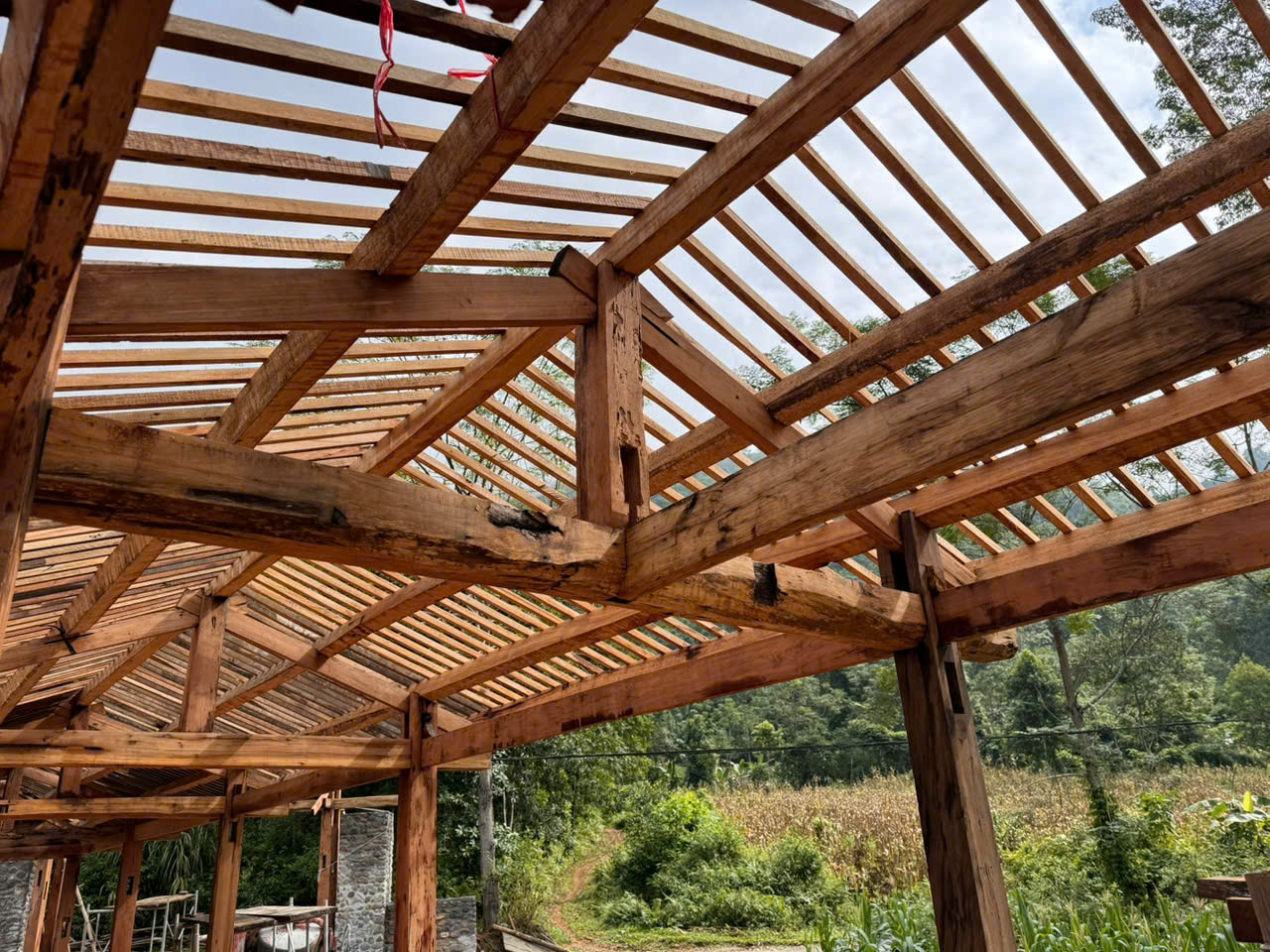 Cặp vợ chồng chi 3 tỷ xây nhà như cổ tích trên vùng núi Tuyên Quang: View triệu đô, 0 đồng rau củ