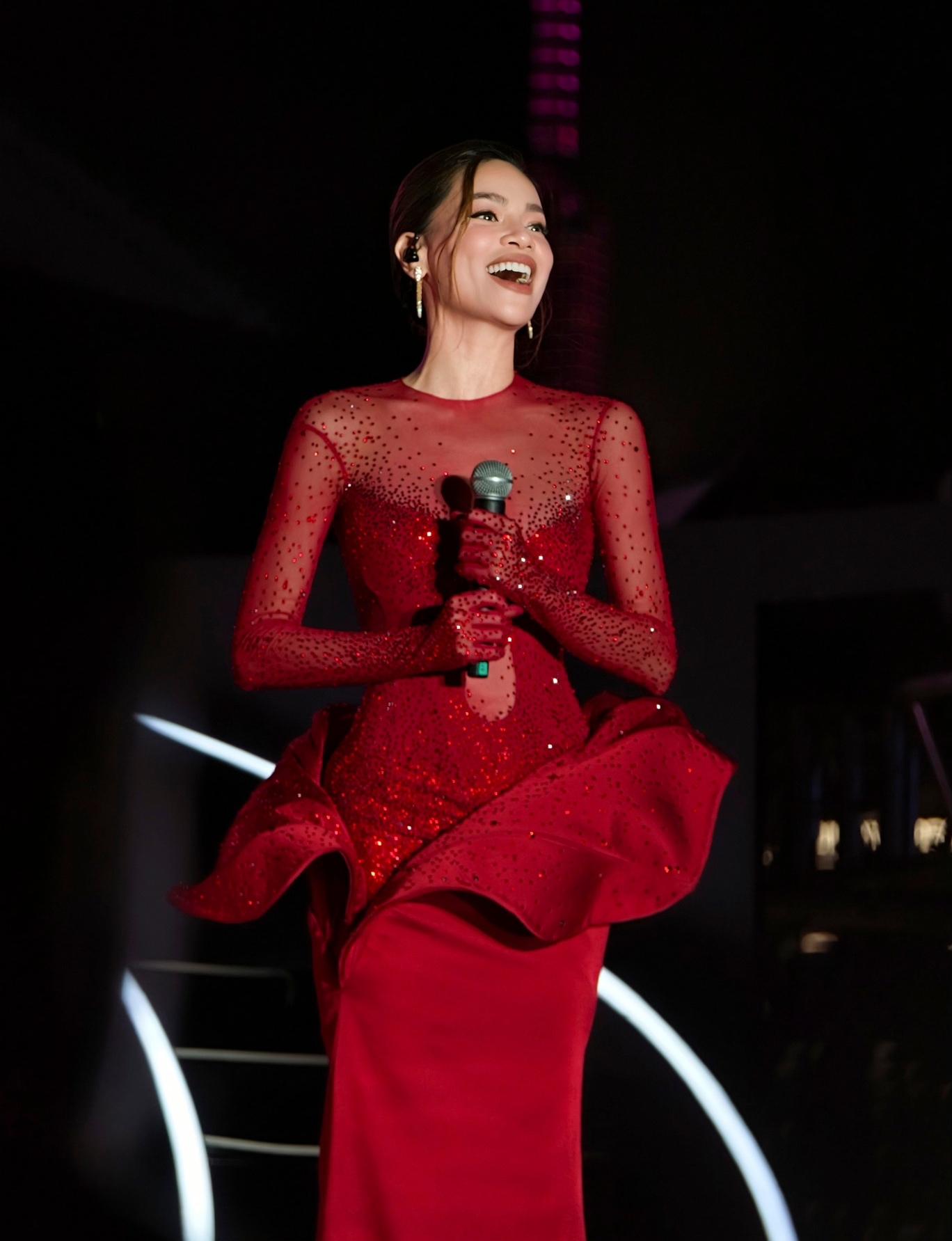 Hồ Ngọc Hà và 18 giây hát oét thành cơn sốt MXH