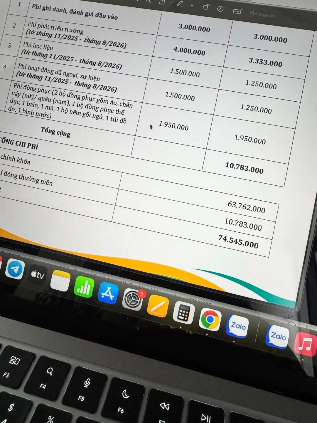 Bức ảnh bảng học phí của em bé 6 tuổi đang viral trên MXH