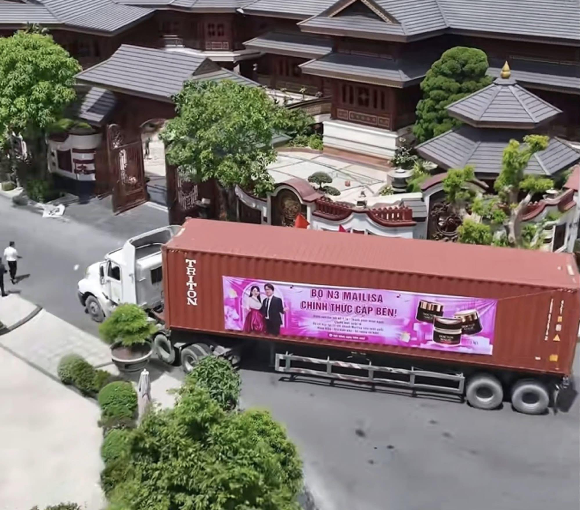 Lượng khách quá lớn khiến Mailisa phải dồn dập nhập mỹ phẩm bằng các chuyến container về Việt Nam.