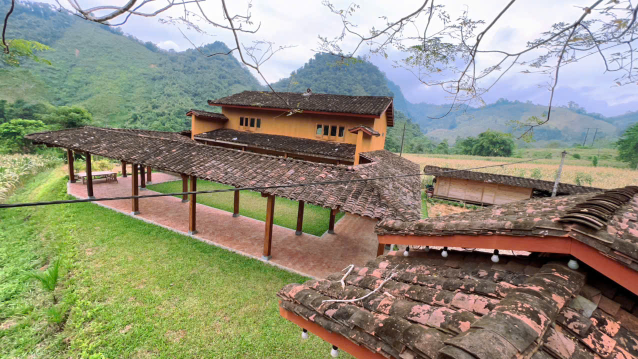 Ngôi nhà nằm giữa núi đồi thơ mộng