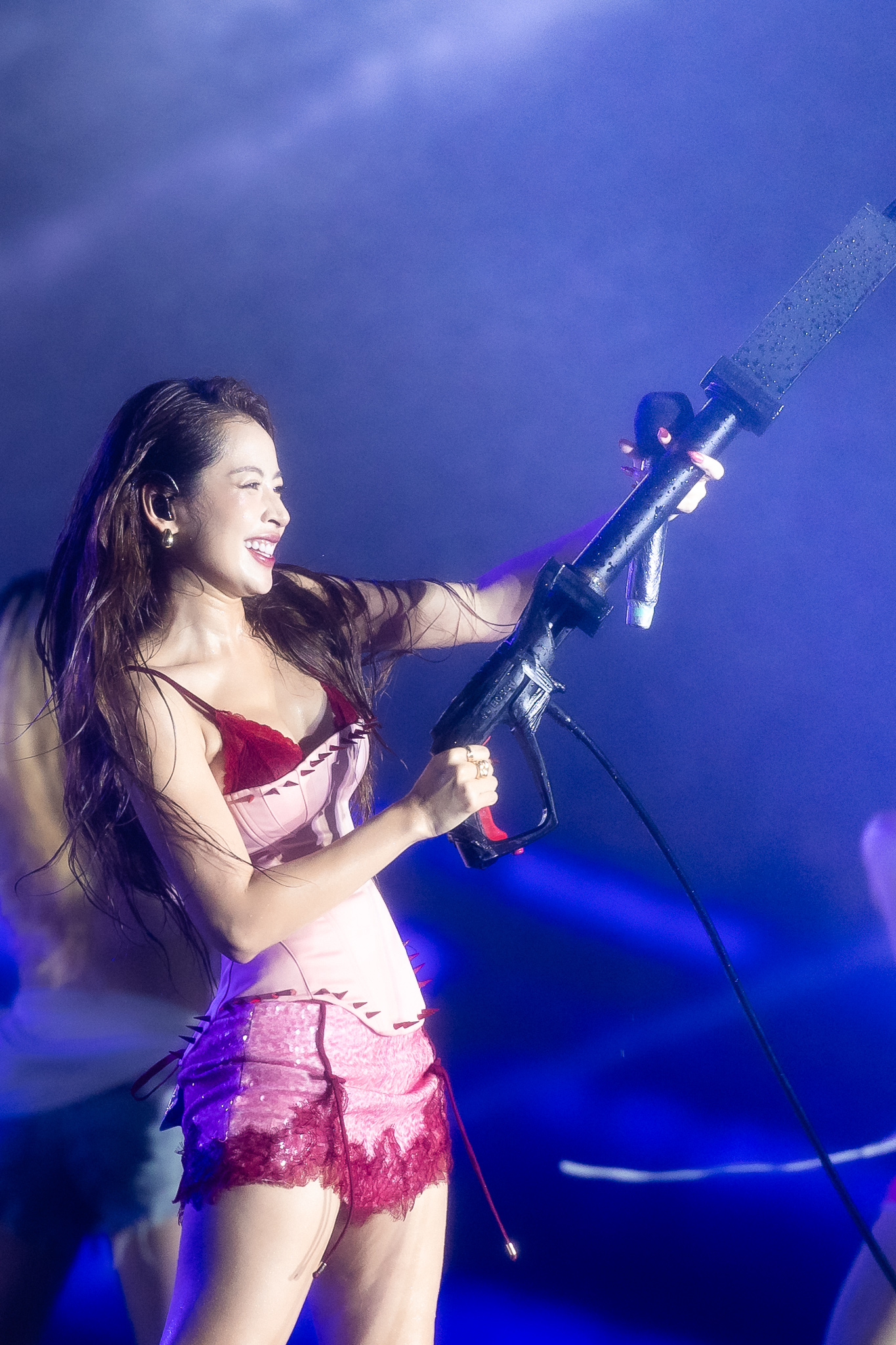 Chi Pu ướt hết mình với khán giả