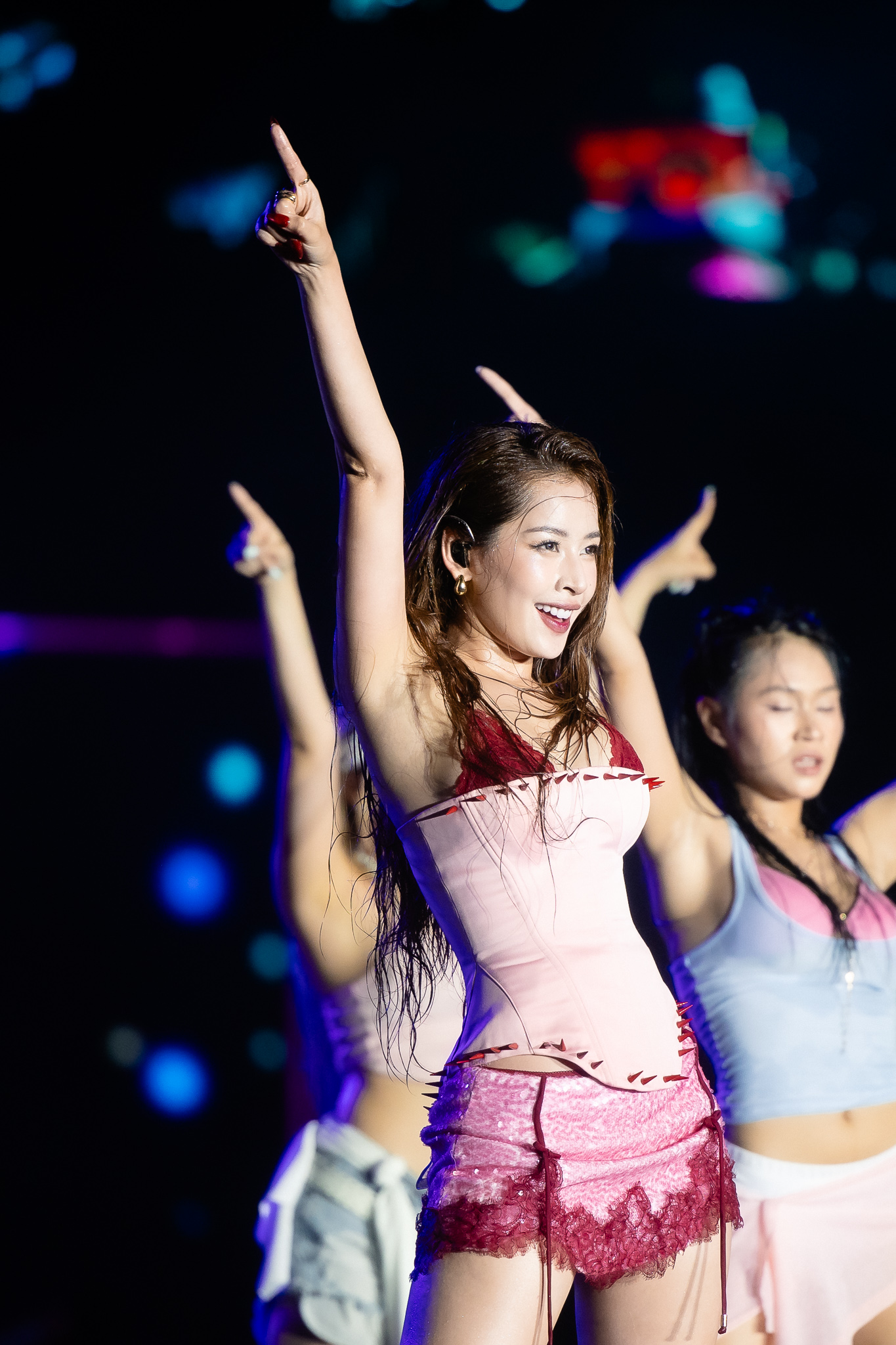 Chi Pu xinh áp đảo WATERBOMB, mang đến màn trình diễn bốc lửa dưới làn nước mát lạnh