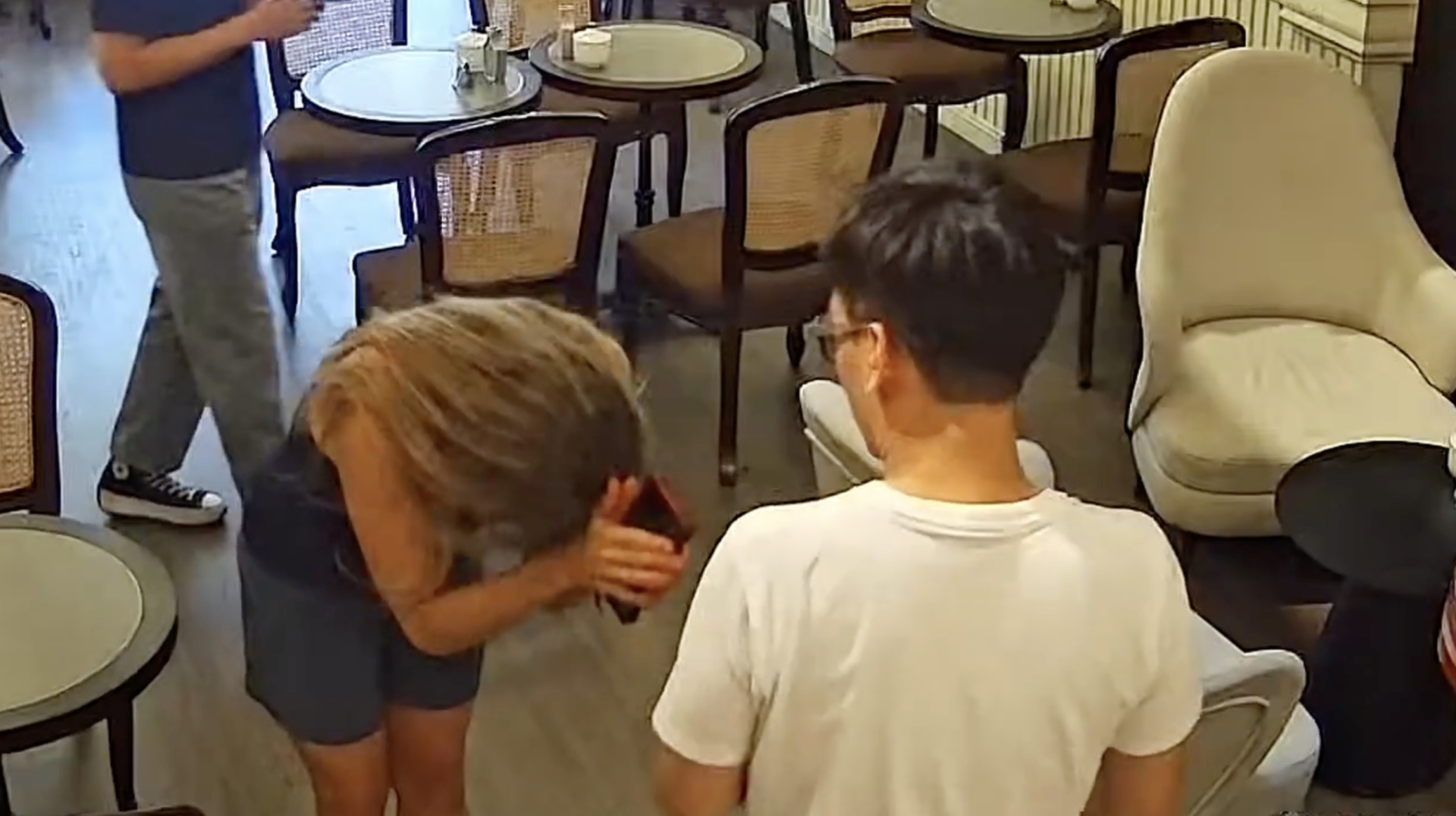 Khách Tây lạy chủ quán Việt Nam vì được ăn món ngon nhất cuộc đời