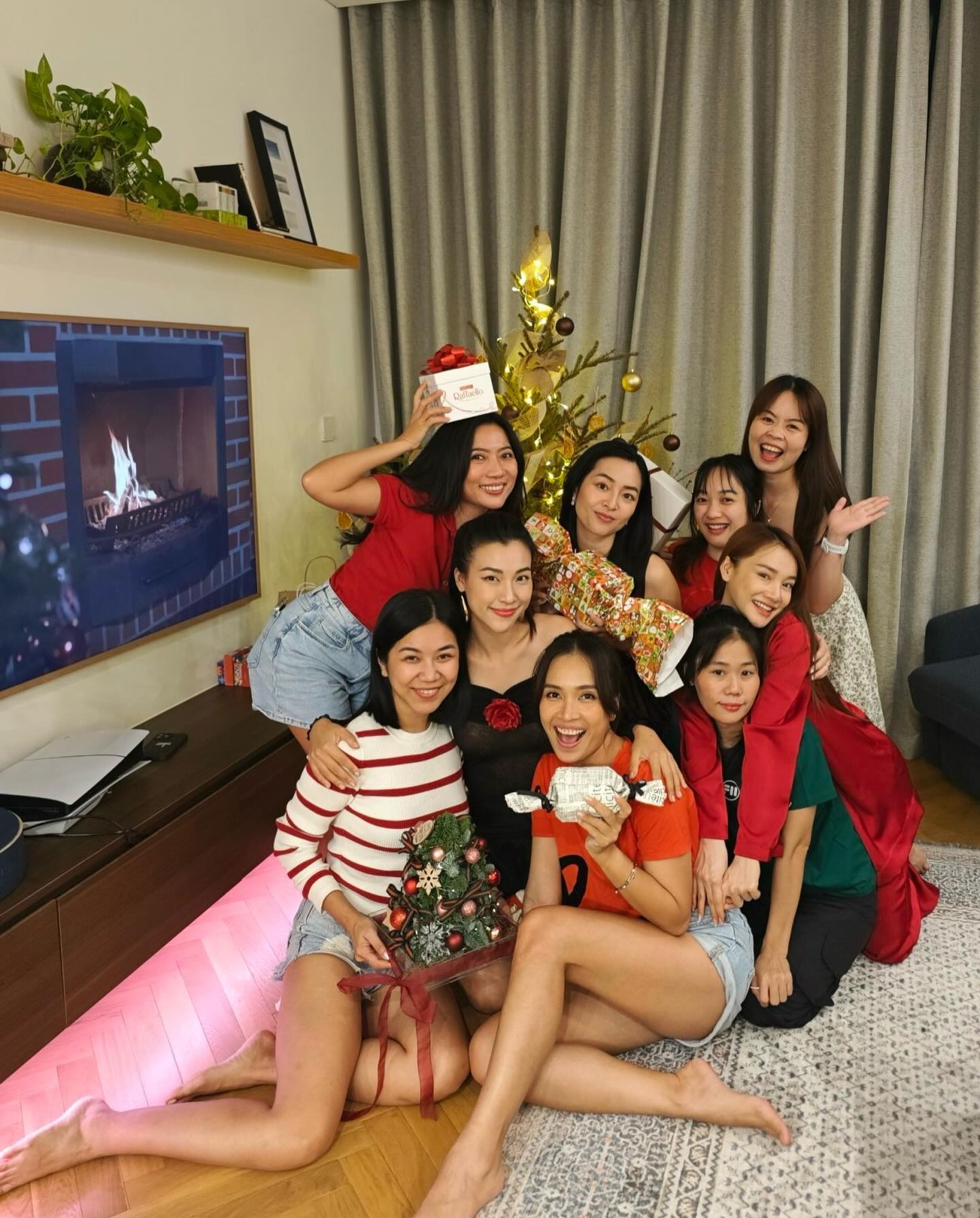 Nữ MC và các chị đẹp quây quần bên nhau