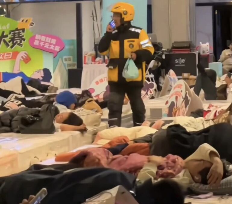 Mọi người có thể gọi shipper đến giao đồ ăn