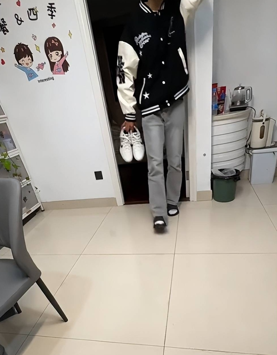 Dù đôi giày đắt đỏ vượt quá kinh tế gia đình, người mẹ vẫn cắn răng mua cho con trai