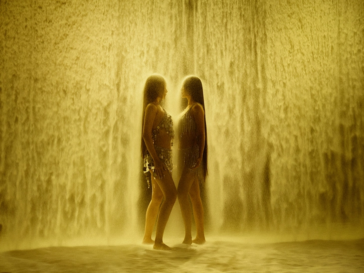 MV chủ yếu đưa người xem khám phá những khung hình tuyệt mỹ, tập trung vào tạo hình, nhan sắc và body “hết nước chấm” giữa Chi Pu và Văn Mai Hương