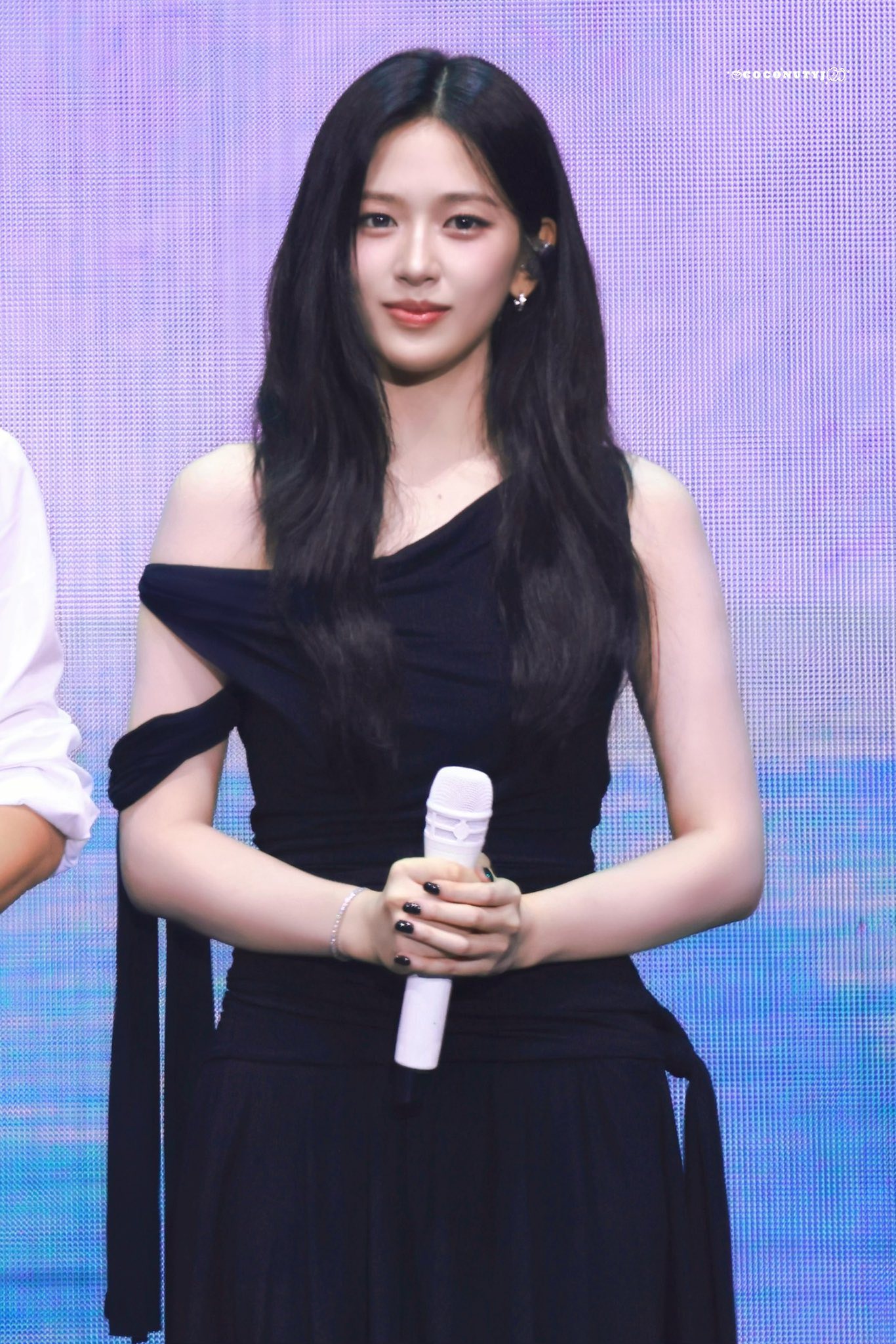 Mỹ nhân có khuôn mặt như nữ chính điện ảnh, nhan sắc tự nhiên tương lai còn ăn đứt Jang Wonyoung