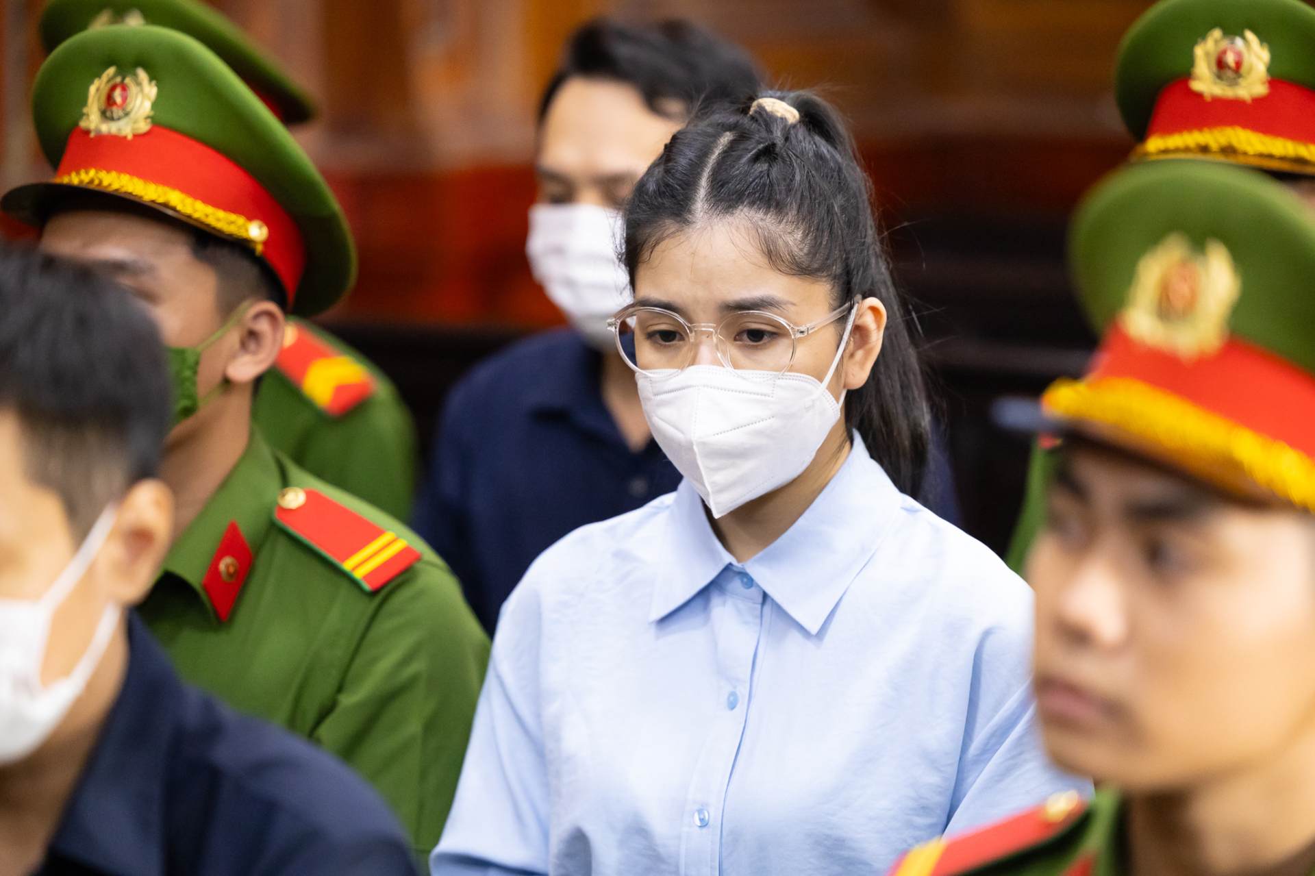  CLIP: Hằng Du Mục bật khóc khi luật sư đề cập 