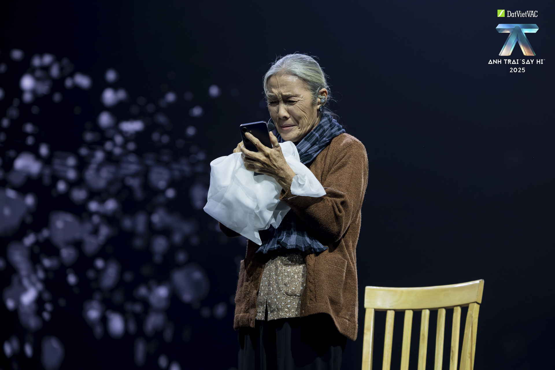 Ở Đây Ai Cũng Thương Con khai thác câu chuyện quen thuộc của những người con rời quê hương lên đường mưu sinh