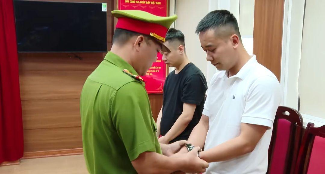 Công an thực hiện lệnh bắt tạm giam các bị can (Ảnh: VTV)