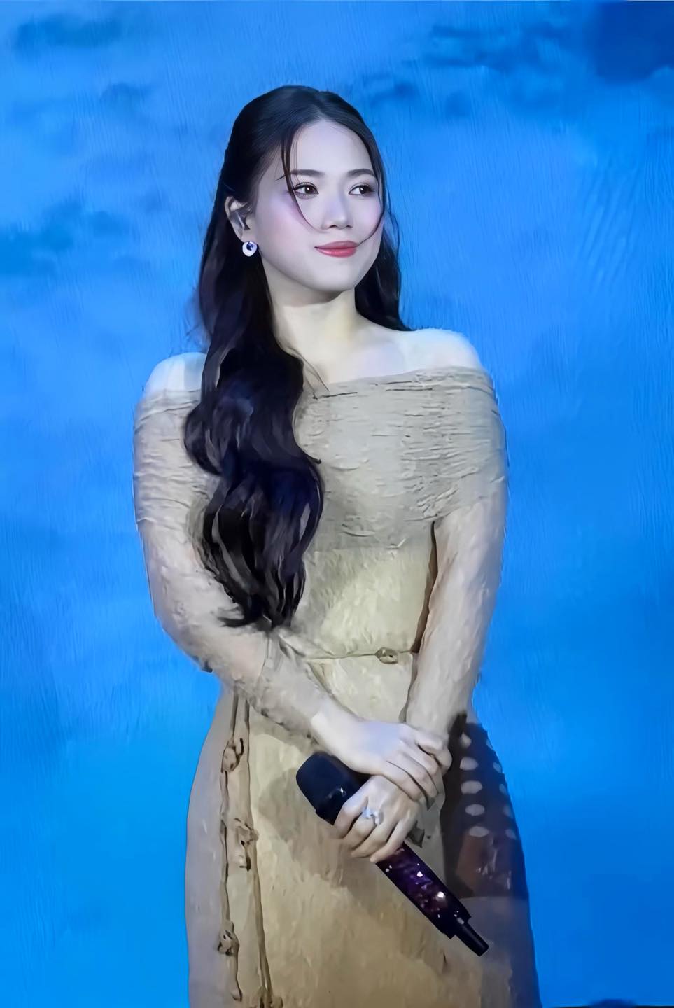 Giảng viên âm nhạc đại học quân đội được ví như “bạch nguyệt quang”, U40 chạm đỉnh nhan sắc 