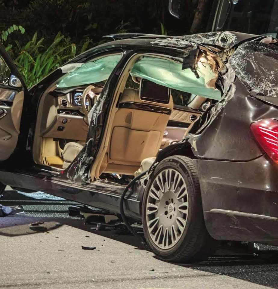 Chiếc xế hộp hư hỏng nặng, mảnh vỡ văng tung tóe khắp nơi