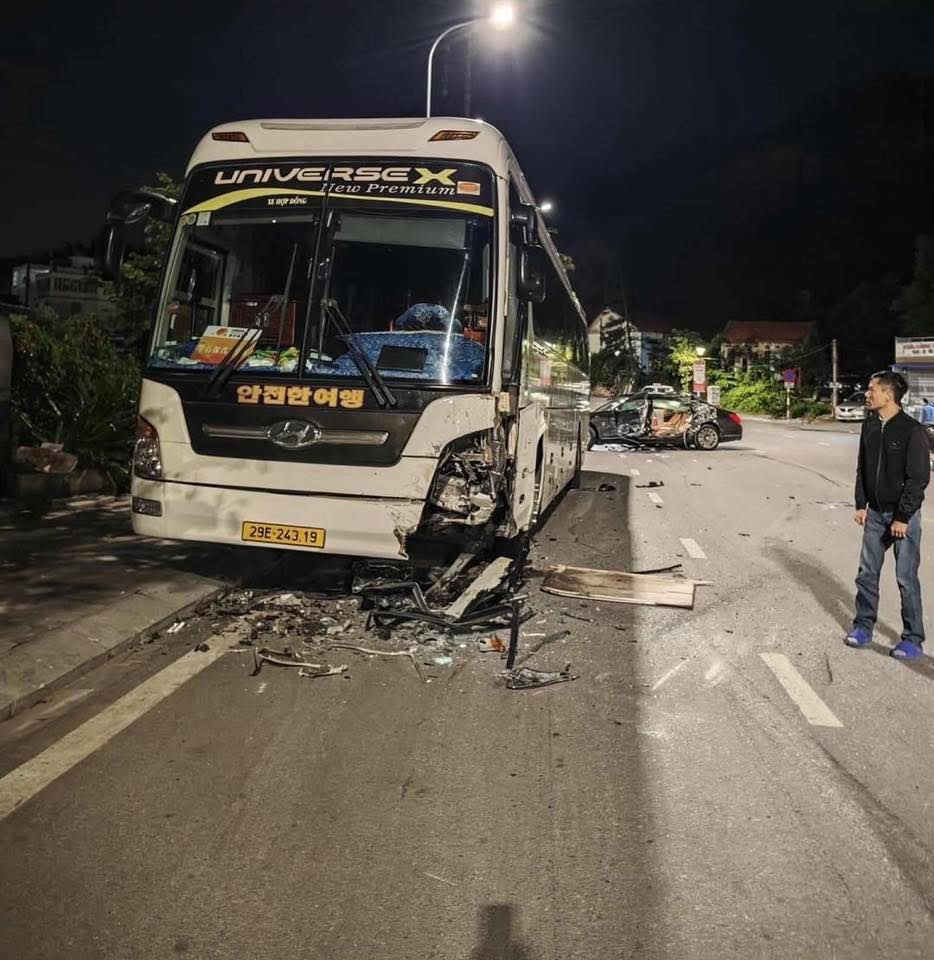 Chiếc xe khách 45 chỗ bị hư hỏng phần đầu sau vụ va chạm