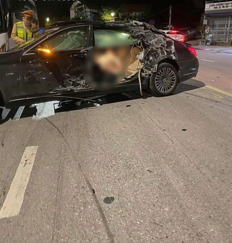 Tài xế ô tô nằm bất tỉnh phía sau ghế lái sau vụ va chạm kinh hoàng