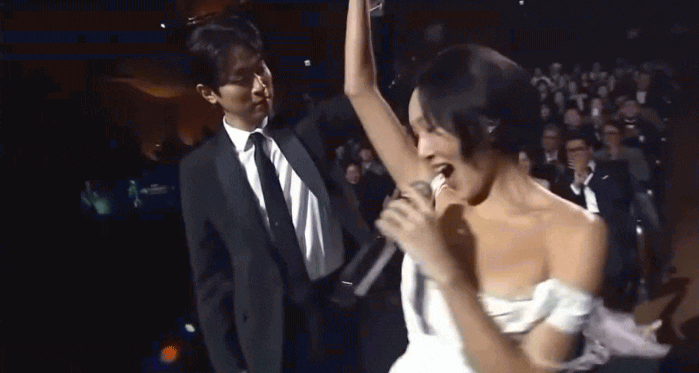 Hwasa hiện thực hóa ước mơ khi biểu diễn cùng tài tử yêu thích ngay tại Rồng Xanh