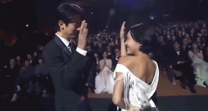 Hwasa bạo dạn bao nhiêu thì Park Jung Min ngại bấy nhiêu