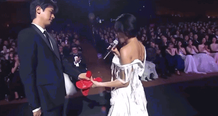 Hwasa còn mang lên sân khấu tín vật tình yêu trong MV