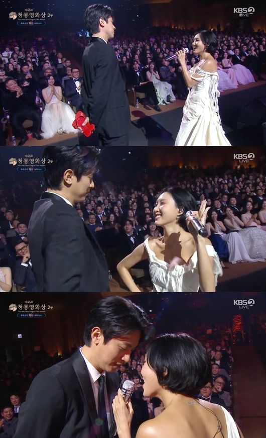  Lần đầu biểu diễn Rồng Xanh, Hwasa đã có cho mình một kỷ niệm để đời