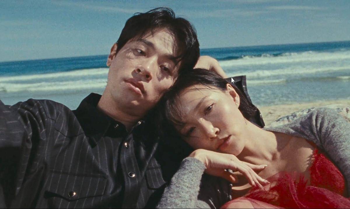  Park Jung Min vốn là nam chính MV Good Goodbye, đóng vai người tình của Hwasa