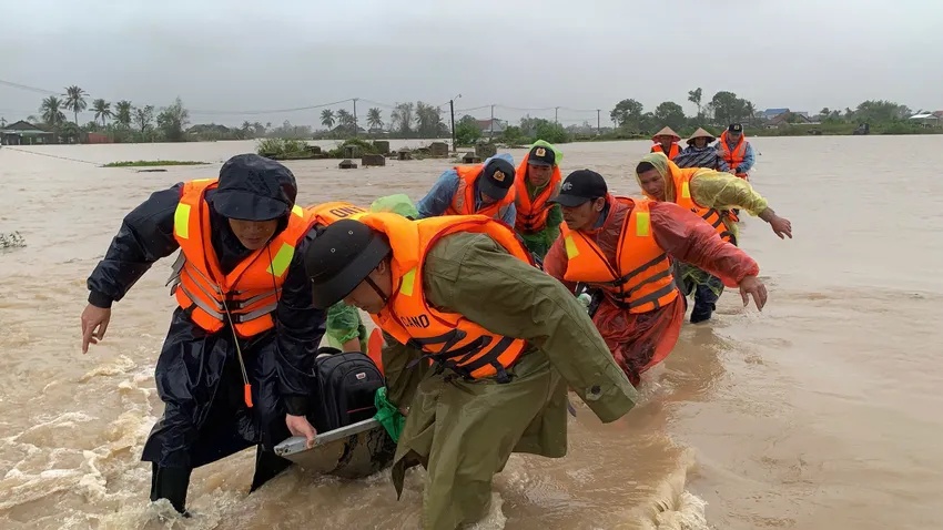 Sau khi nước lũ rút bớt, nhiều vùng lũ ngập nặng nay đã có thể tiếp cận, các lực lượng chức năng tỉnh Đắk Lắk nỗ lực di dời dân ra khỏi vùng nguy hiểm. (Ảnh: Pháp luật TP.HCM)