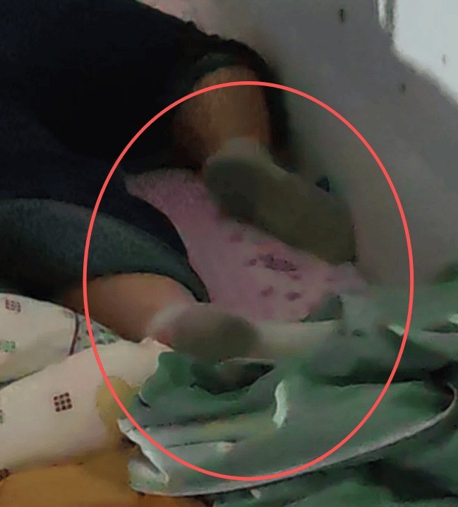 Bức ảnh chụp đôi tất gây tranh cãi